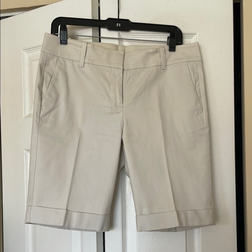 Classic Cream Women's Shorts. Size 6. Zip up and four pocket. Cuffed, belt loops